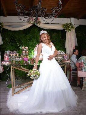 White Bridal Ball Gown Wedding Dress with Lace Bodice